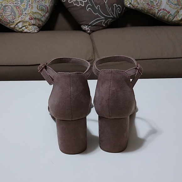 Pre-owned tan sandals in excellent condition - Picture 3 of 8